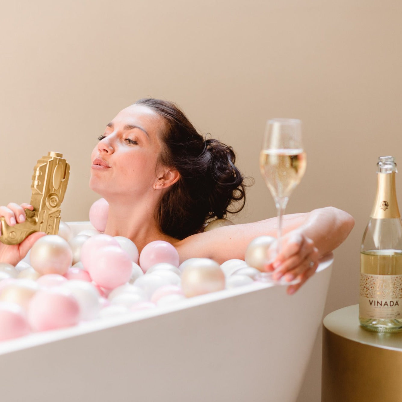 VINADA® Amazing Airén Gold (0%) 750 ml having bubbles while taking a bath